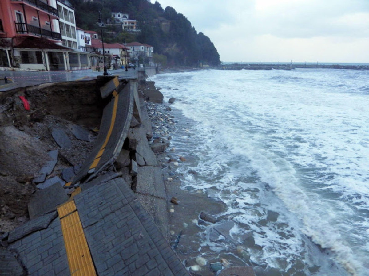 Πήλιο: Η στιγμή που δρόμος καταρρέει και πέφτει στη θάλασσα – Η εξήγηση της καταστροφής [pics]