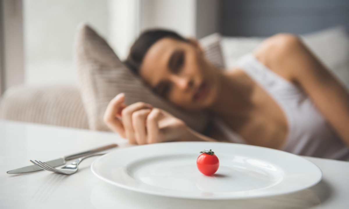 Νευρική ανορεξία: Τα σημάδια ότι κάποιος ξεφεύγει από την κανονική δίαιτα
