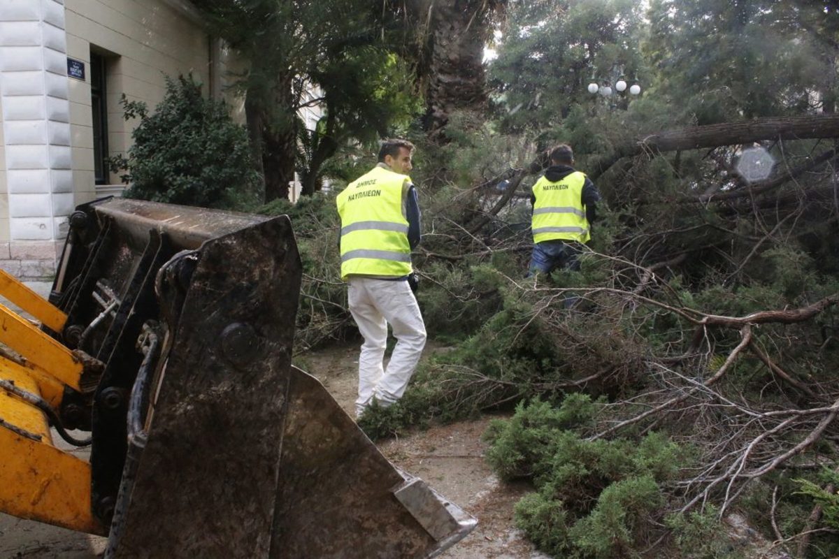 Μας πήρε και μας σήκωσε! Πολλά προβλήματα σε όλη τη χώρα από τον δυνατό αέρα