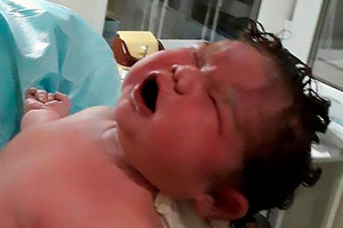 Γέννησε “μωρό-γίγαντα” 5,6 κιλών χωρίς κανένα παυσίπονο! [pic]