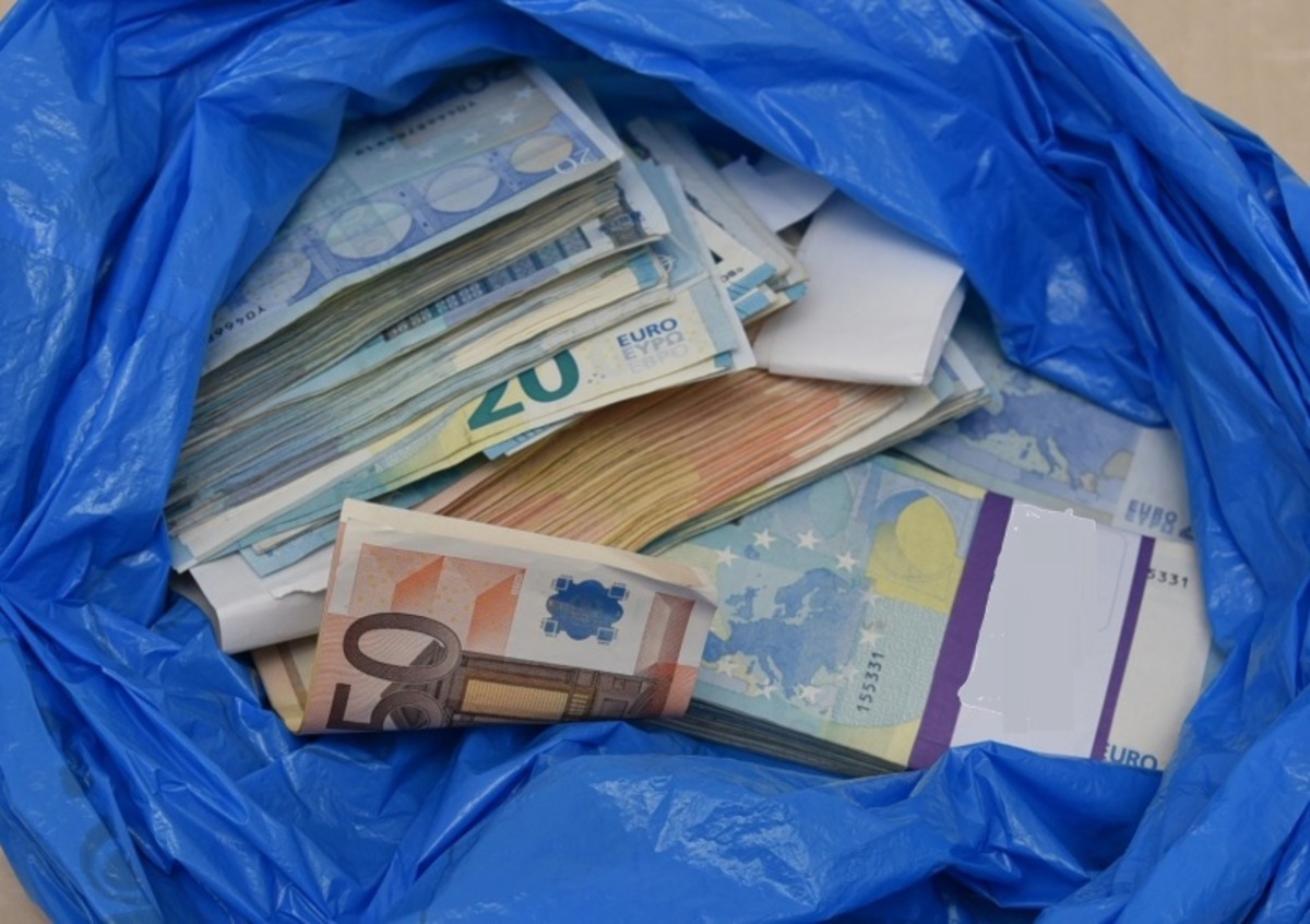 Πάτρα: Η σακούλα που έριξε από το μπαλκόνι έκρυβε 41.600 ευρώ – Στο φως η άγνωστη αλήθεια [vid]