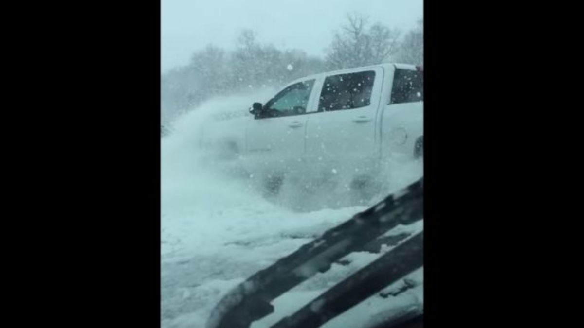 Οδηγός καταγράφει καραμπόλα 40 αυτοκινήτων σε χιονισμένο αυτοκινητόδρομο [vid]
