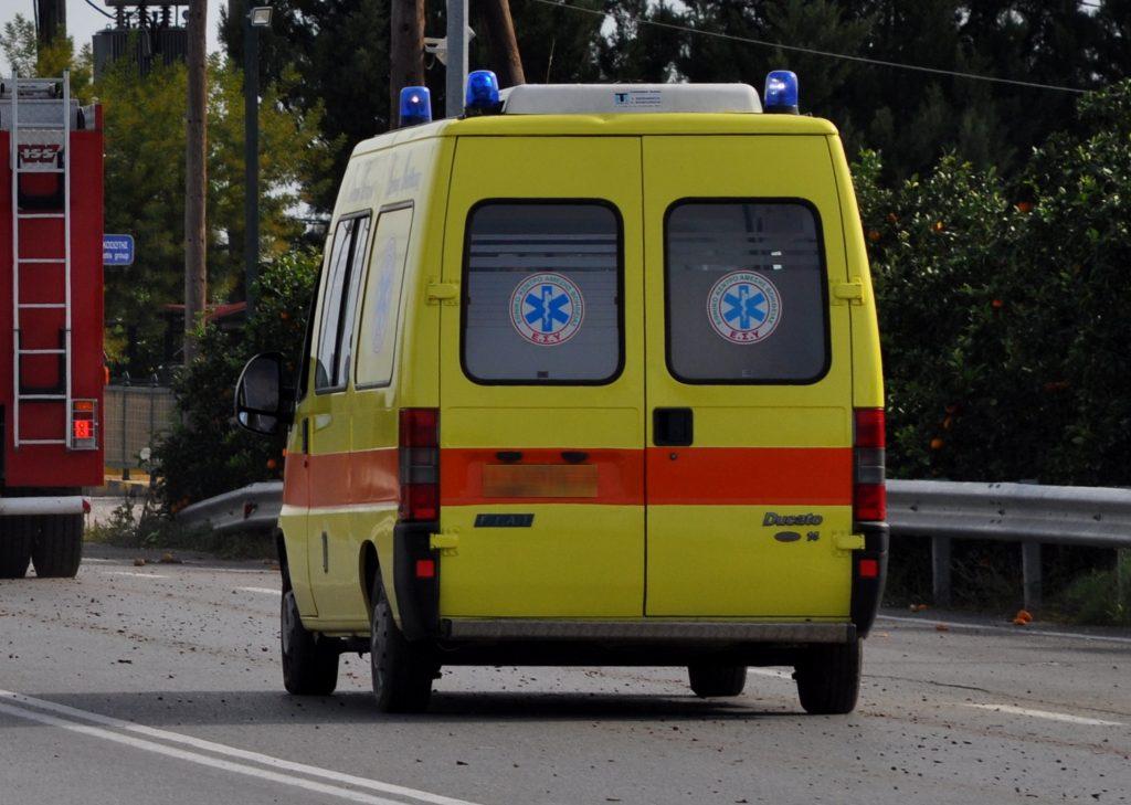 Τρίκαλα: Μηχανάκι έπεσε σε βυτιοφόρο – Σοβαρός τραυματισμός 72χρονου