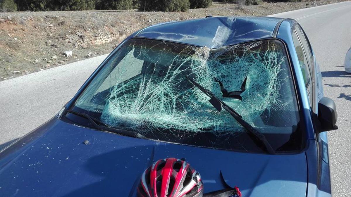 Λάρισα: Αυτοκίνητο έπεσε πάνω σε ποδηλάτες – Οι εικόνες του τροχαίου – Δύο οι τραυματίες [pics]
