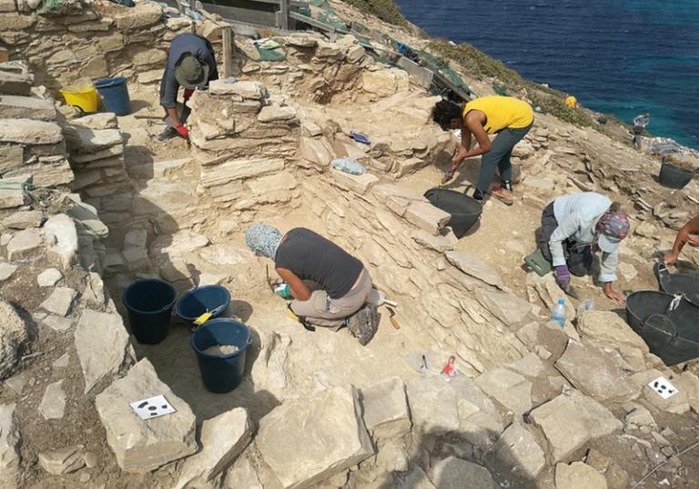 Εντυπωσιακά αρχαιολογικά ευρήματα στην καρδιά του Αιγαίου! Επιβλητικές κατασκευές στο νησί «πυραμίδα» [pics]