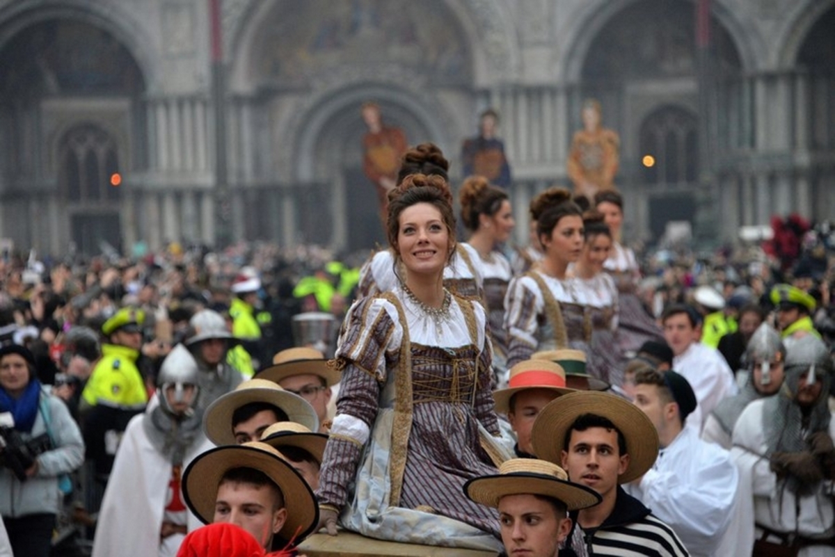 Πόρτα σε χιλιάδες τουρίστες στο Καρναβάλι της Βενετίας
