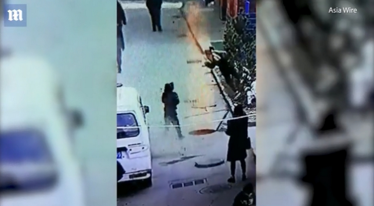 Πλήρωσε την πονηριά του! Τον ανατίναξε το φρεάτιο [vid]