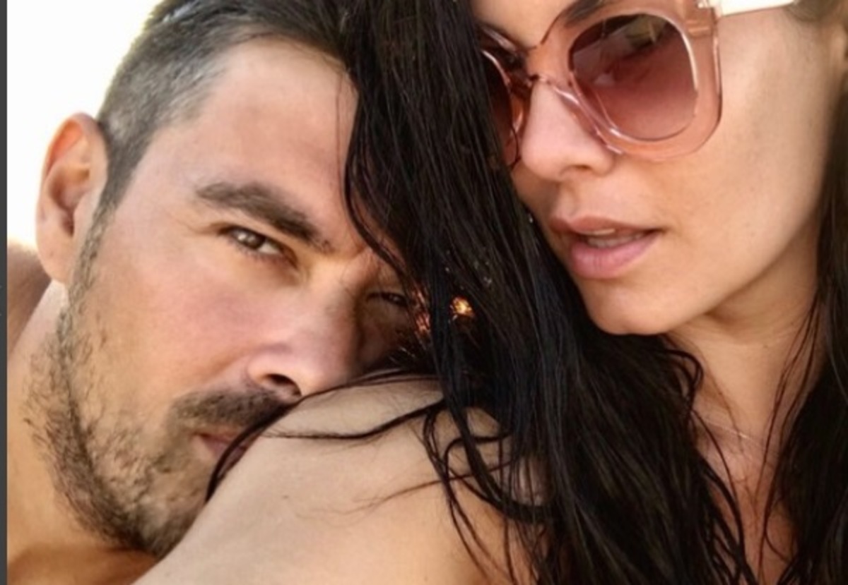 Μαρία Κορινθίου: Η πιο … «ερωτευμένη» ευχή στον Γιάννη Αϊβάζη για τη γιορτή του!