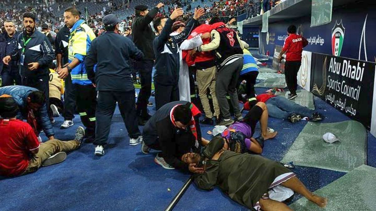 Συγκλονιστικές εικόνες! Κατέρρευσε κερκίδα στο Κουβέιτ - Τραυματίστηκαν οπαδοί [vid]