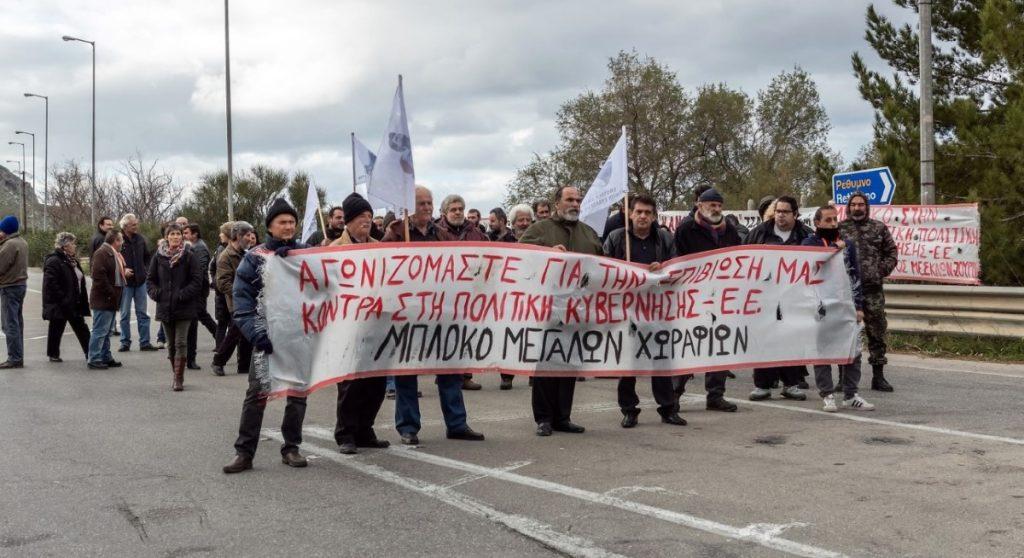 Χανιά: Αγρότες έκλεισαν την εθνική οδό – Πανό και συνθήματα κατά της κυβέρνησης [pic, vid]