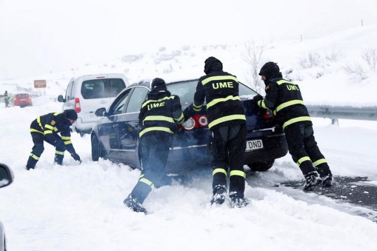"Χάος" από τον χιονιά στην Ισπανία: Οικογένειες εγκλωβίστηκαν στα αυτοκίνητα τους μέσα στο κρύο για ώρες [pics, vids]