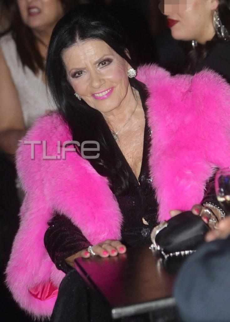 Ζωζώ Σαπουντζάκη: Έκλεψε την παράσταση με την φούξια γούνα της στο ρεβεγιόν! [pics]