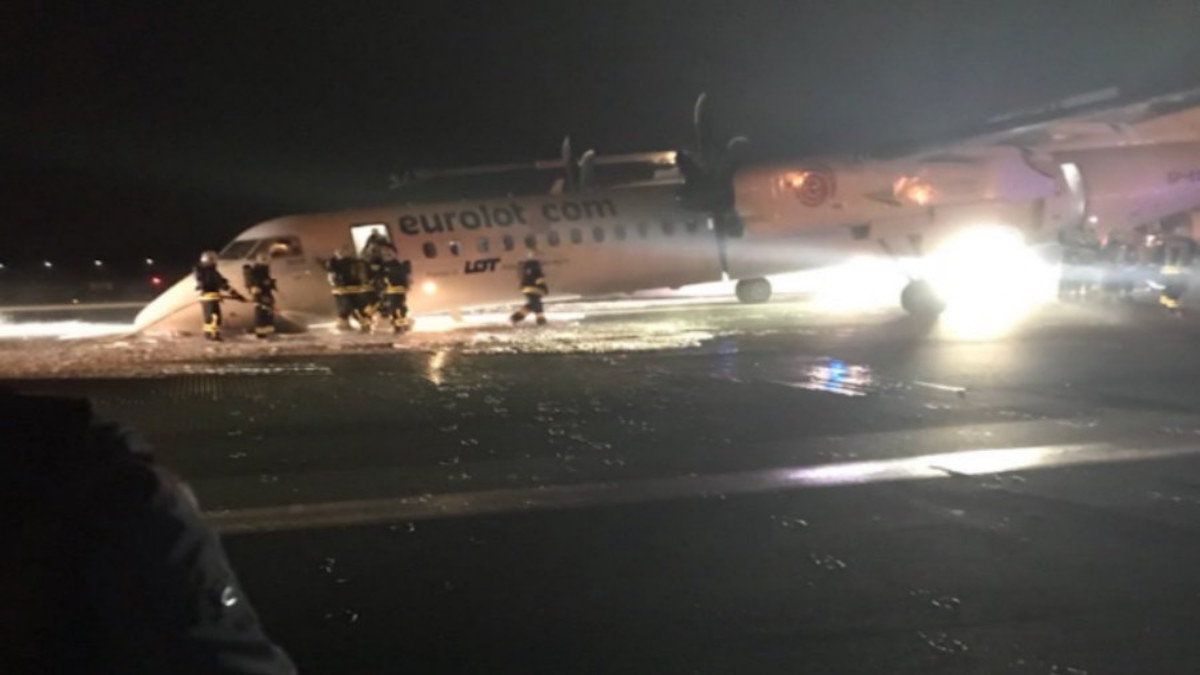 Τρόμος σε πτήση στην Πολωνία! Αεροπλάνο προσγειώθηκε με την “κοιλιά” επειδή μπλόκαραν οι τροχοί [pic]