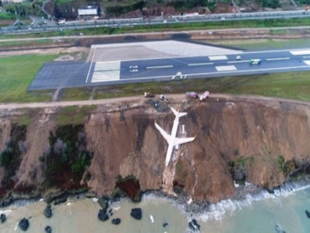 Τρομακτικές στιγμές! Αεροπλάνο «γλίστρησε» από τον διάδρομο προσγείωσης και βρέθηκε στον γκρεμό [vids]