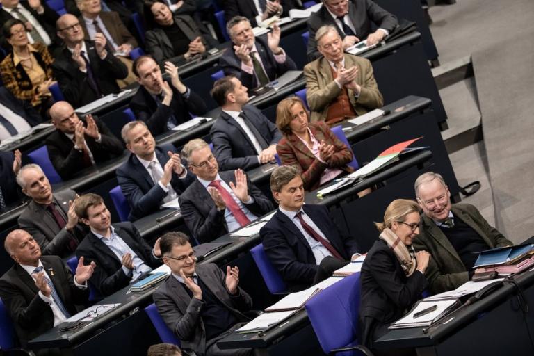 Γερμανία: "Τρίβουν τα χέρια" τους οι ακροδεξιοί με την σύμπραξη Μέρκελ - Σουλτς - Θα αναλάβουν την Επιτροπή Προϋπολογισμού!