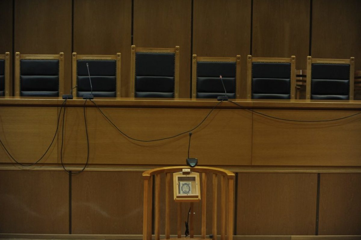 Χαλκίδα: Τσαμπουκάδες γυναίκας αστυνομικού μέσα σε δικαστήριο: «Κάτσε κάτω ρε!»