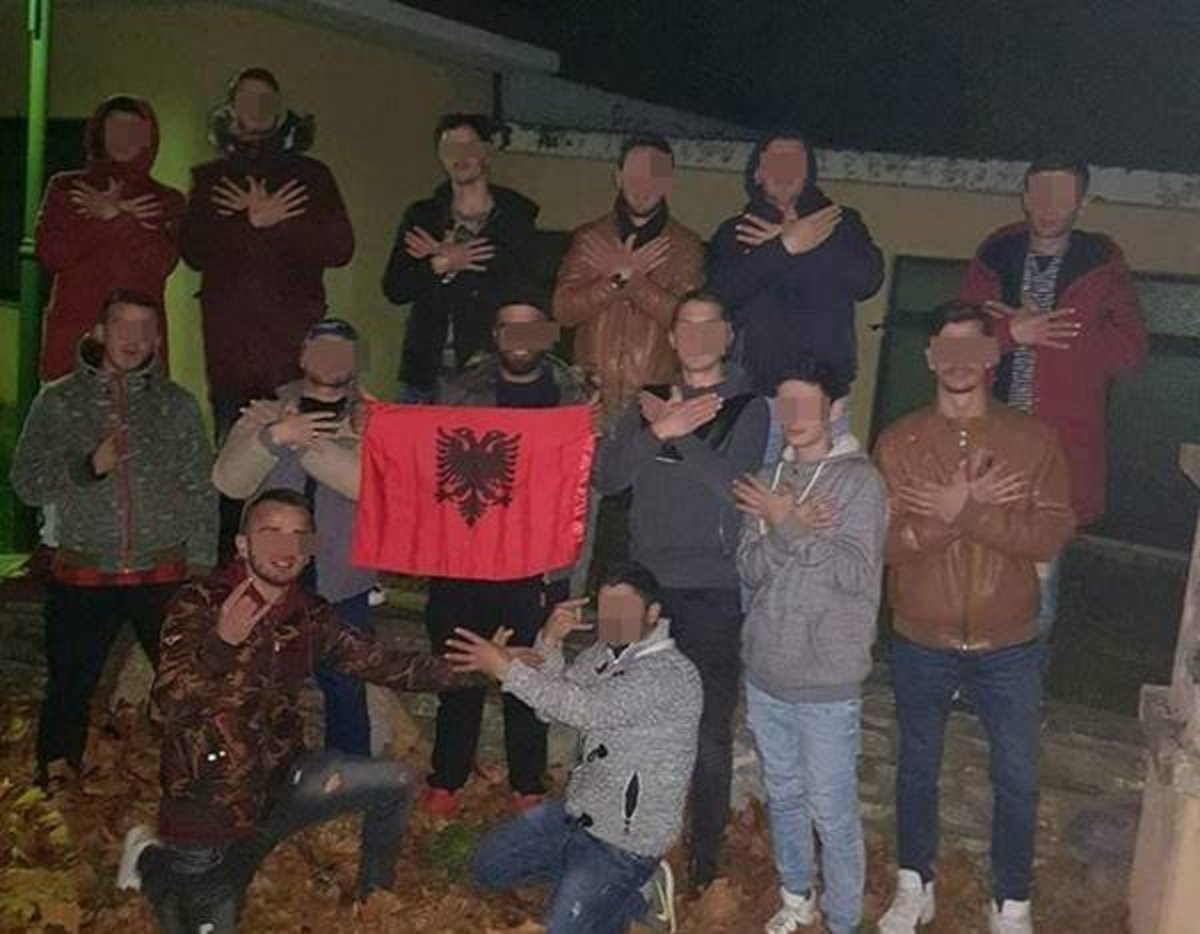 Τύρναβος: Νεαροί ποζάρουν προκλητικά σχηματίζοντας τον αλβανικό αετό! [pics]