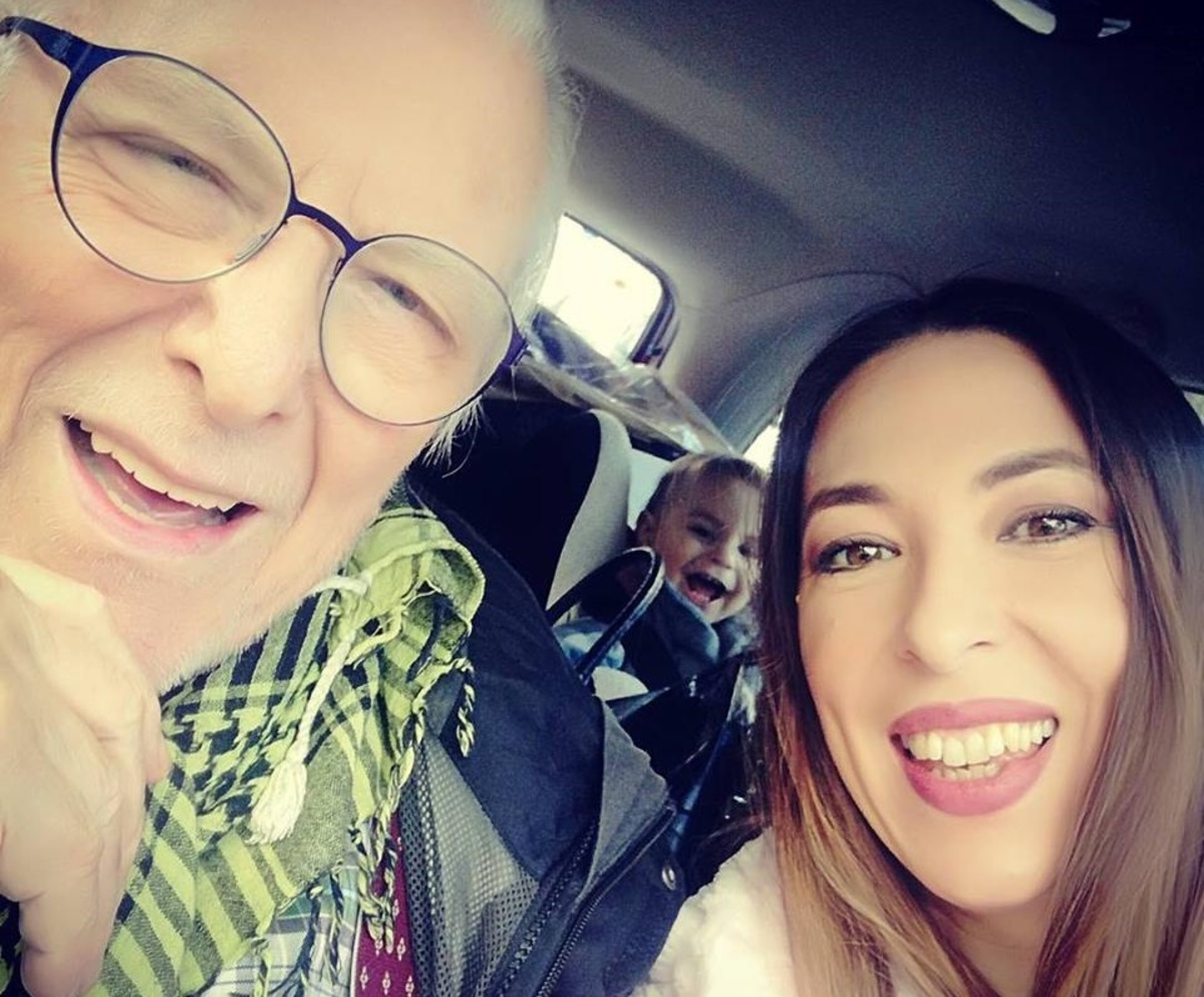 Η Αλίκη Κατσαβού είναι η πιο cool μαμά! Ο Φοίβος Βουτσάς ζωγραφίζει με σοκολάτα τον τοίχο κι εκείνη καμαρώνει! Βίντεο