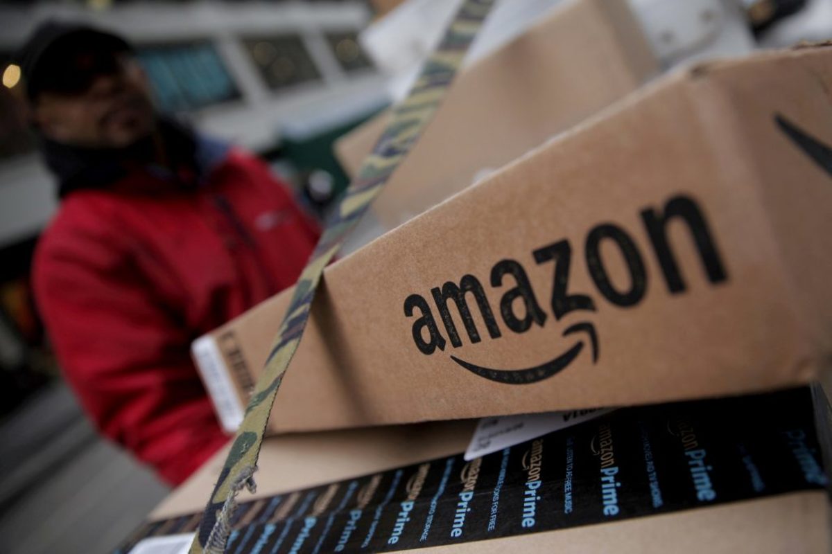 Οργή για την Amazon – Ηλεκτρονικό βραχιολάκι στους εργαζόμενους ελέγχει κάθε τους κίνηση