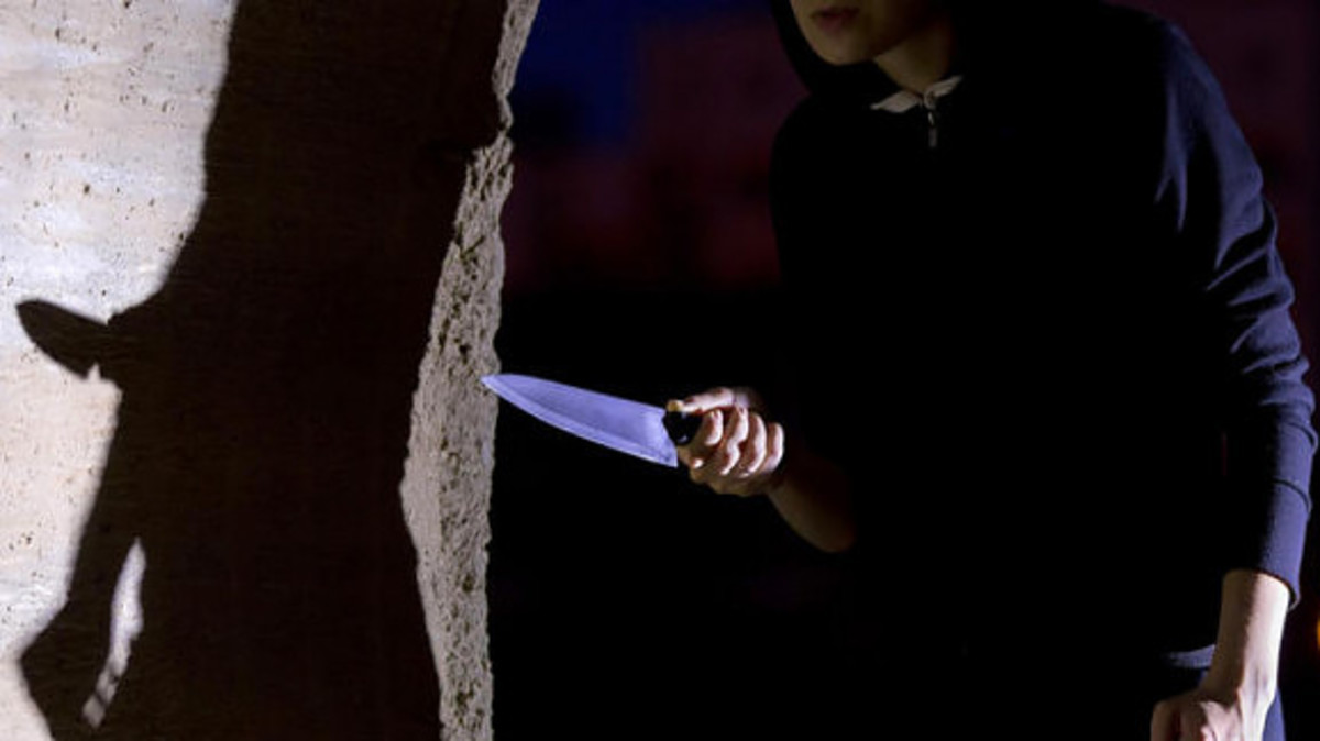 Σοκαριστική επίθεση έξω από μπαρ – Ο ένας κρατούσε τον 27χρονο κι ο άλλος τον μαχαίρωνε με μανία!