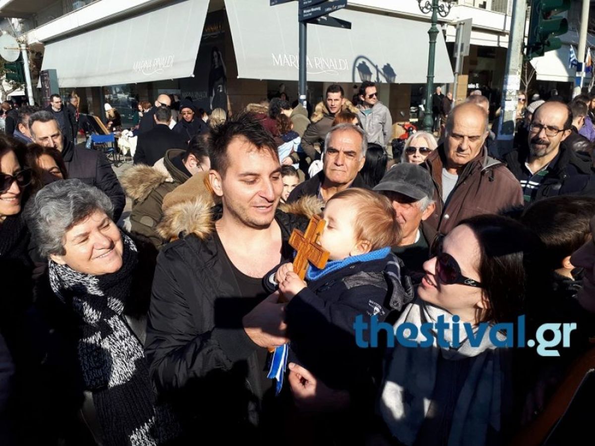 Φώτα 2018: Αστυνομικοί έπιασαν τον Σταυρό σε Θεσσαλονίκη και Βόλο [pics, vids]