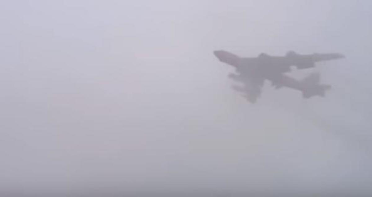 Θρίλερ! Βομβαρδιστικά προσγειώνονται “στα τυφλά” λόγω πυκνής ομίχλης! [vid]