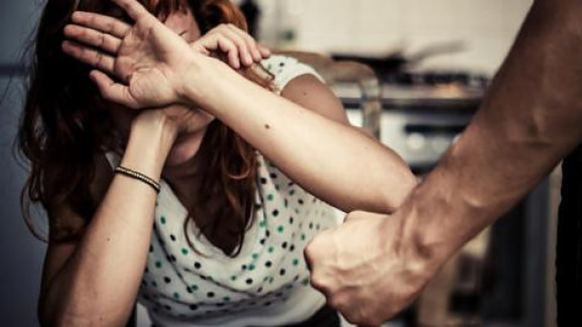 Του άνοιξε την πόρτα κι εκείνος άρχισε να την χτυπά και να την βρίζει!