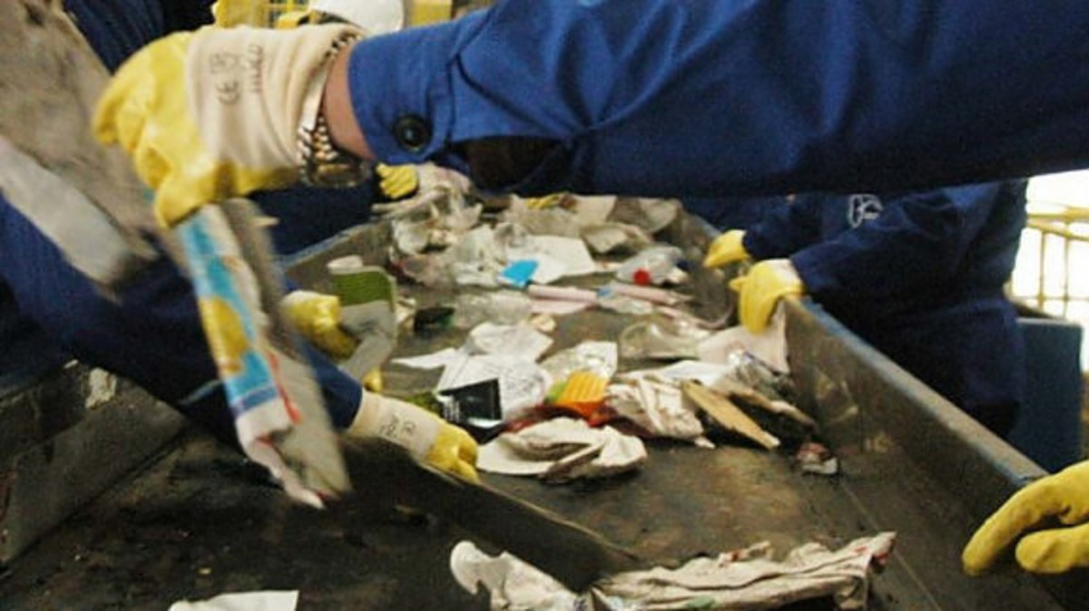 Σοκάρουν τα ευρήματα των ιατροδικαστών στο νεκρό βρέφος που πέταξαν σε κάδο ανακύκλωσης