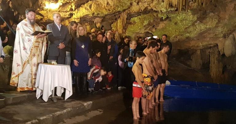Θεοφάνια 2018: Αγιασμός των υδάτων στα Σπήλαια του Διρού! Εντυπωσιακές εικόνες [vid]