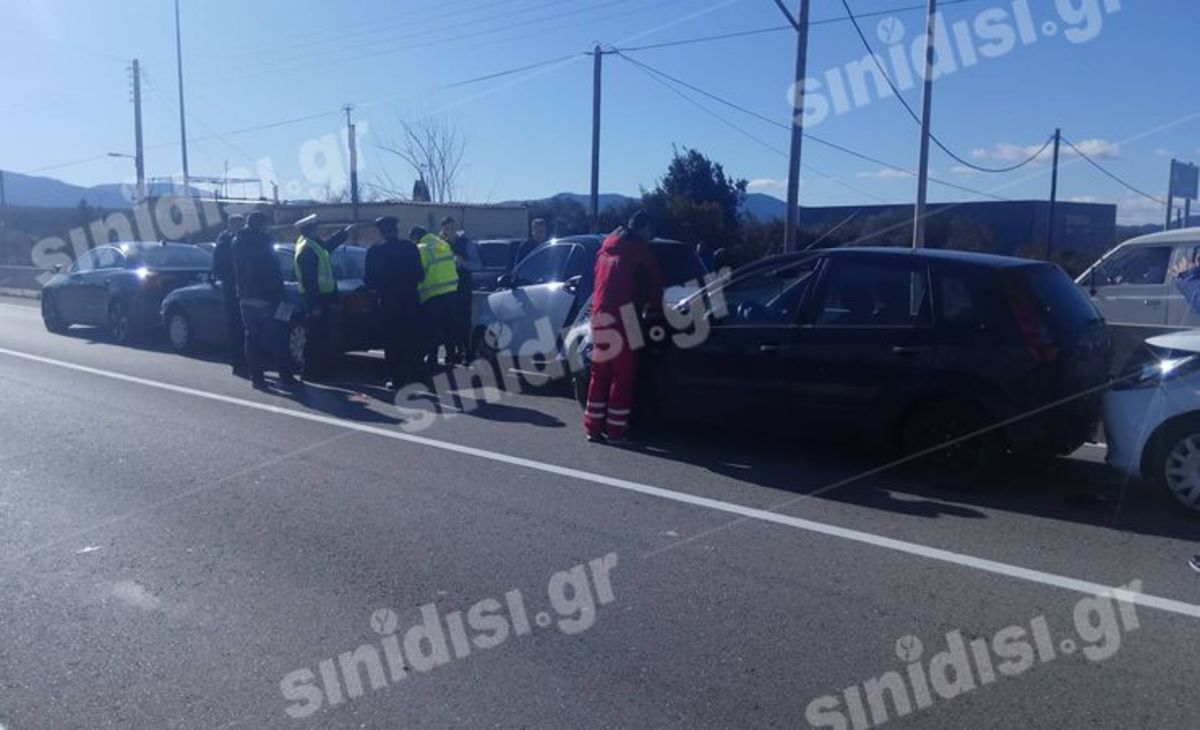 Αγρίνιο: Καραμπόλα 6 αυτοκινήτων στην εθνική οδό – Οι πρώτες εικόνες από το σημείο [pics]