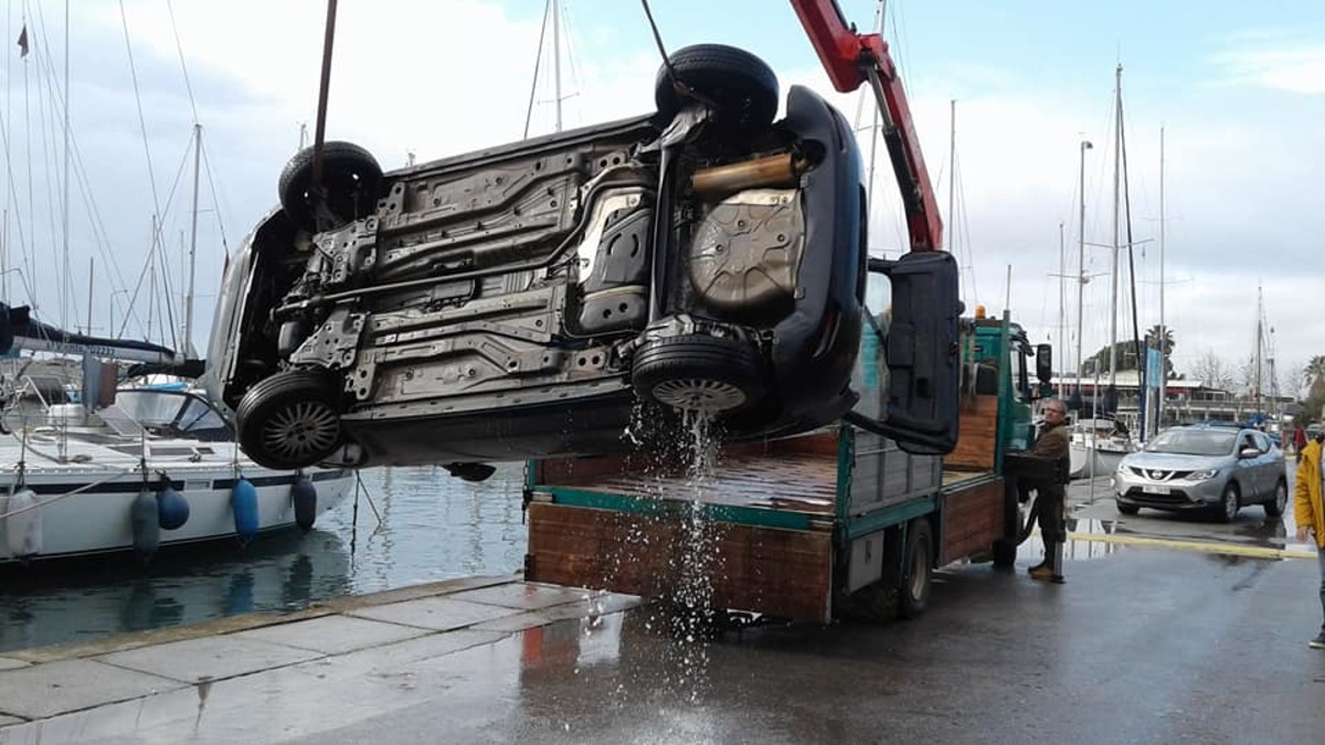 Γυναίκα οδηγός έπεσε στη θάλασσα στη Μαρίνα Καλαμάτας [pics]