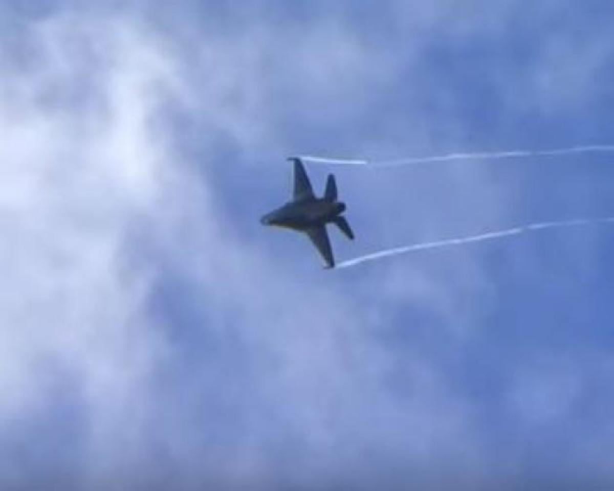 Ένα αμερικανικό “υπερόπλο” χορεύει στους αιθέρες μια χειμωνιάτικη μέρα! [vid]