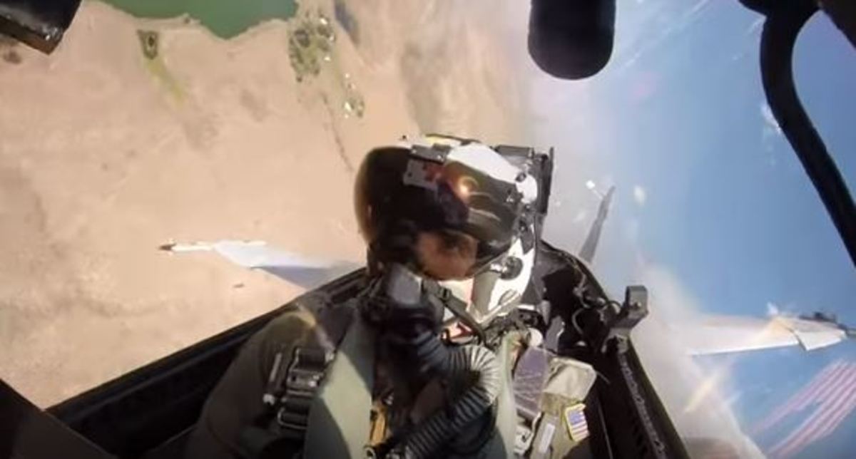 Ονειρικές εικόνες μέσα από το  πιλοτήριο ενός F-18 πάνω από τον Ειρηνικό! [vid]