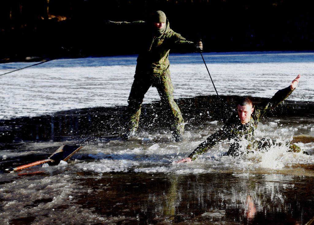 Ο ορισμός του… κομάντο! Στρατιώτης βουτά σε παγωμένη λίμνη