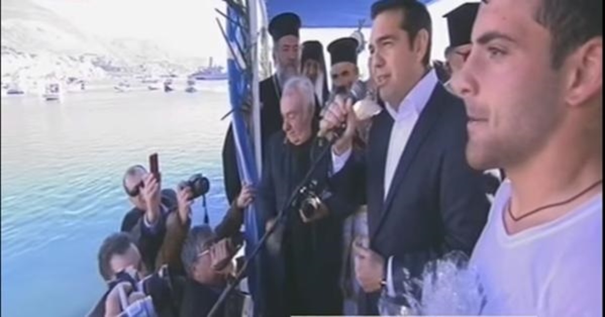 Κάλυμνος: Αυτός είναι ο νεαρός φαντάρος που έπιασε τον σταυρό μπροστά σε Τσίπρα και Καμμένο! [pic, vid]