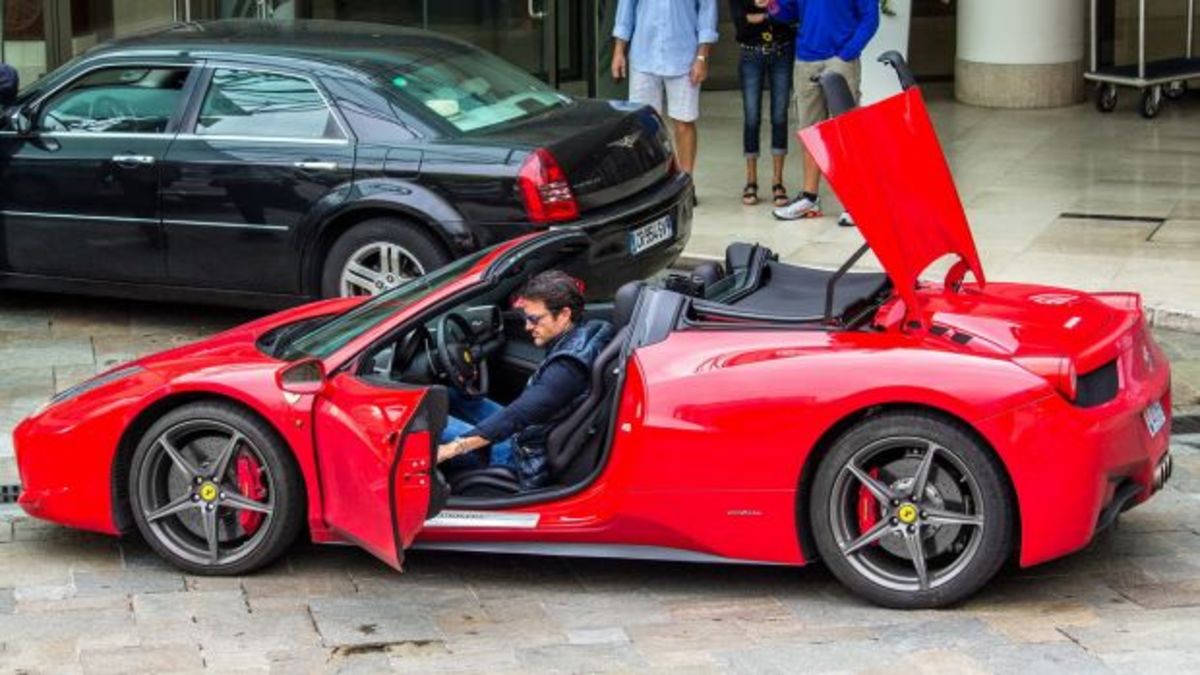 “Δανείστηκε” Ferrari από παρκαδόρο για να εντυπωσιάσει μια κοπέλα και συνελήφθη!