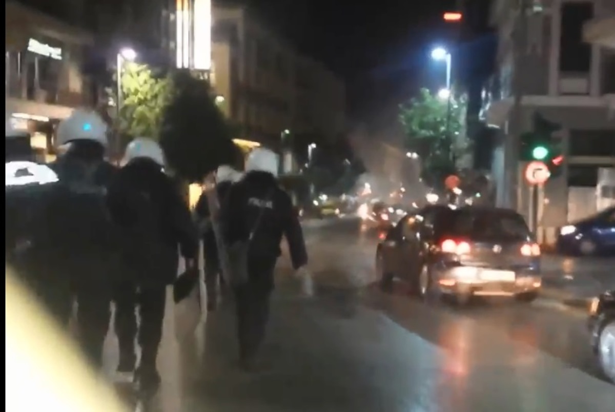 Πάτρα: Φωτοβολίδα από οπαδό του Ολυμπιακού τραυμάτισε αστυνομικό [pic]