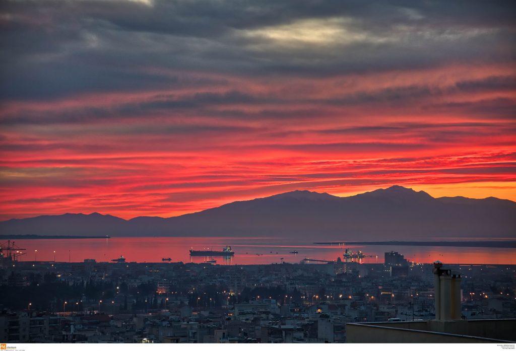 Το πρώτο ηλιοβασίλεμα της χρονιάς σαν πίνακας ζωγραφικής