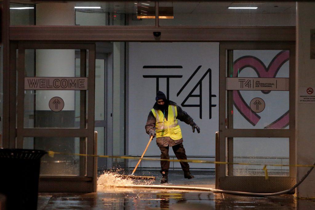 Τα έκαναν… μούσκεμα! Απίστευτες εικόνες από το πλημμυρισμένο JFK στη Νέα Υόρκη [pics, vids]