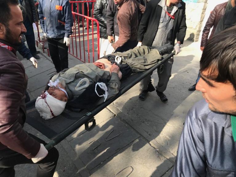 Τρόμος και αίμα στο κέντρο της Καμπούλ! Δεκάδες νεκροί και τραυματίες σε έκρηξη παγιδευμένου ασθενοφόρου - Σκληρές εικόνες