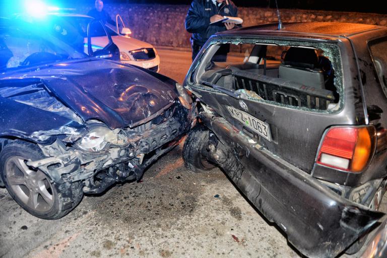 Κόρινθος: Μεθυσμένος οδηγός έσπειρε τον τρόμο - Τράκαρε όχι με ένα αλλά με... έξι αυτοκίνητα! [pics, vid]