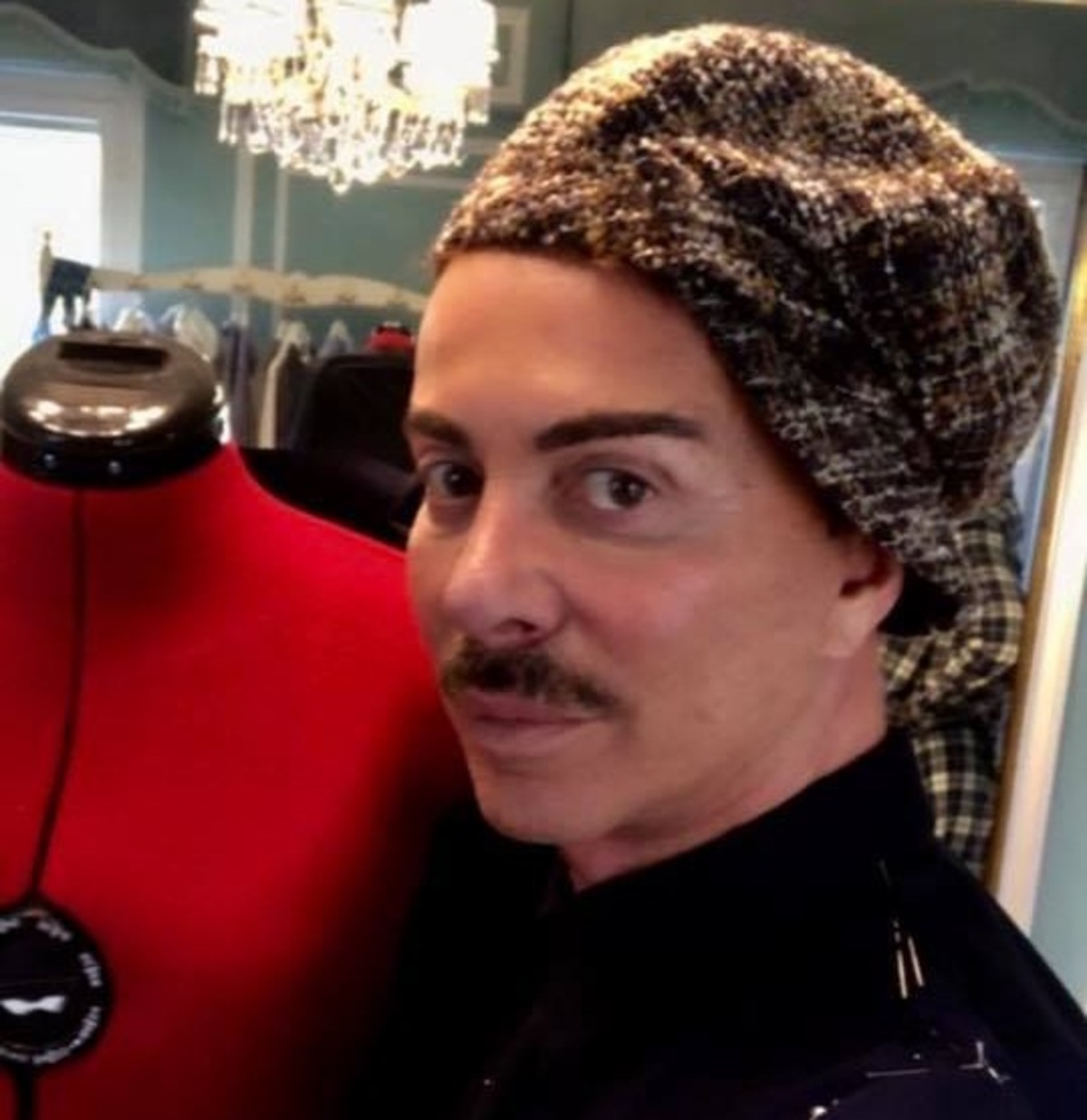 Λάκης Γαβαλάς: Κάνει πρόβα σε ένα υπέροχο φόρεμα στο ατελιέ της κουμπάρας του! [pics]