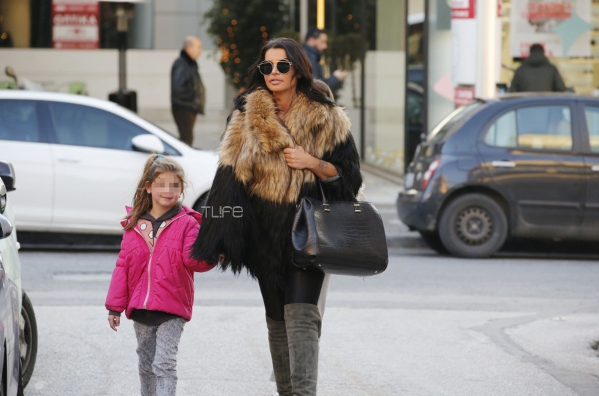 Νίνα Λοτσάρη: Βόλτα στην Γλυφάδα με τις όμορφες κόρες της! [pics]