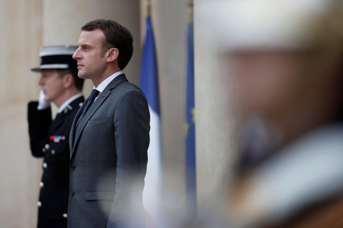 Στρατιωτάκι ακούνητο, αμίλητο, αγέλαστο ο Μακρόν!