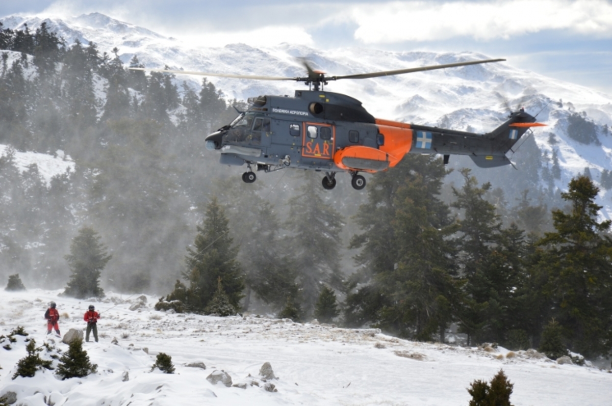 Πιλότος Super Puma που έσωσε ορειβάτισσα: Αμοιβή μου ήταν η στιγμή που την βάζαμε στο ελικόπτερο