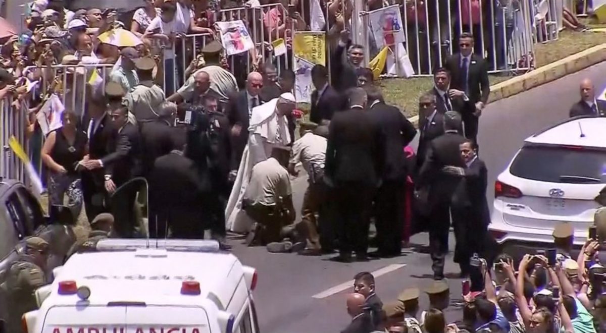 Πάπας Φραγκίσκος: Σταμάτησε την αυτοκινητοπομπή για για βοηθήσει αστυνομικό που έπεσε από το άλογο!