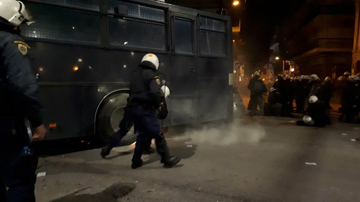 Επεισόδια στην Ανατολική Θεσσαλονίκη – Συγκρούσεις αντιεξουσιαστών και ΜΑΤ! [vid]