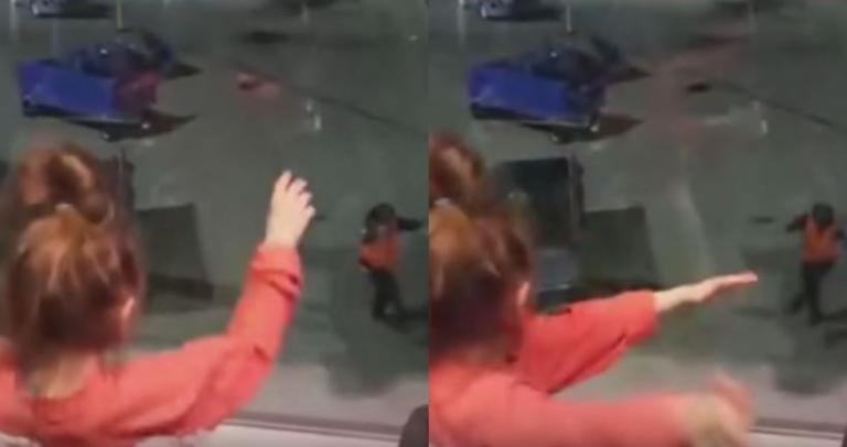 Εργαζόμενος αεροδρομίου είδε δύο κοριτσάκια να χορεύουν από το παράθυρο – Τα εντυπωσίασε με τις χορευτικές του φιγούρες