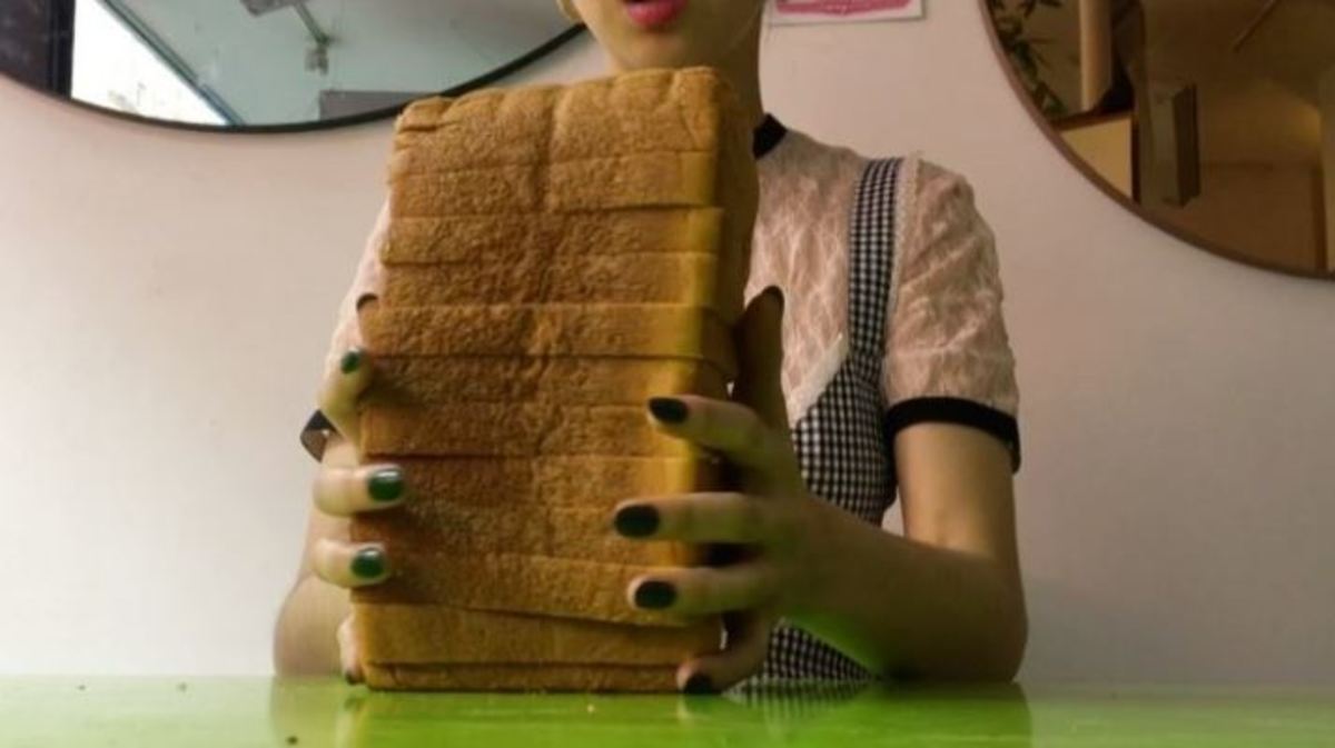 Αυτή η γυναίκα πληρώνεται για να χτυπά το κεφάλι της σε ψωμιά