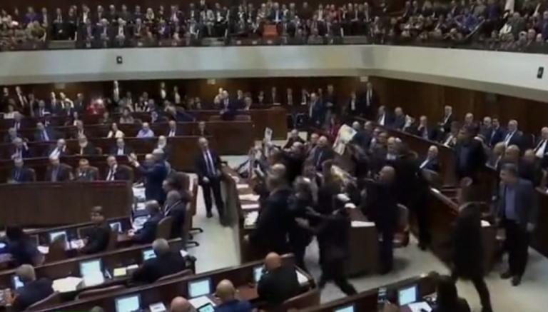 "Χαμός" στην ομιλία Πενς στο Ισραηλινό κοινοβούλιο - Πέταξαν έξω βουλευτές που σήκωσαν πλακάτ υπέρ της Παλαιστίνης [vid]